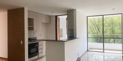 Apartamento en arriendo en unidad cerrada cerca a colegios, centros comerciales. Rutas de transporte publico, entorno de poco flujo vehicular. Piso en ceramica, sala comedor, 3 alcobas con baño en la principal, cocina integral abierta tipo americano, balcon y parqueaderos lineales cubiertos. Piscina, gym, salon social, parque infantil, zonas verdes, vigilancia 24 horas, citofonia y circuito cerrado de tv. *Inmuebles sujetos a verificación de disponibilidad.*