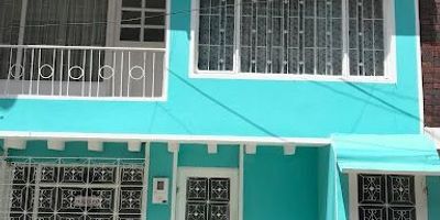 Casa  de tres  pisos  iluminada, ubicado en el noroccidente de bogotá, en barrio  garces navas, cómodas vías de acceso como la calle 72 y  calle  80, a  pocos  minutos del  portal de Transmilenio de la  calle  80, cerca  al colegio la nueva  constitución, también a la  estación de bomberos  de la carrera  110,  la casa  en el primer  piso  tiene  un apartamento  con entrada  independiente,  de  dos  alcobas, sala-comedor, cocina tradicional, baño, patio  con  su  zona de  ropas. En  el segundo piso   tiene  un apartamento  de  tres alcobas, cocina tradicional, sala-comedor, baño y  zona  de  ropas. En  el  tercer  piso   tiene , un apartaestudio d e  una  alcoba, un baño,cocina,  terraza la mitad  cubierta,  en este   piso  ya  esta para seguir  la adecuación de  un aparta-estudio, servicios  de  agua, luz  y  gas.