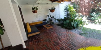 Se arrienda casa-local en Medellín, Antioquia, ubicado en el barrio Astorga, sector Patio Bonito. Este inmueble ofrece 540 m² de área construida y privada, con amplios espacios ideales para diversas actividades comerciales. Dispone de 4 baños y 7 parqueaderos, añadiendo funcionalidad y comodidad. La propiedad cuenta con vigilancia, aportando un entorno seguro. Con 20 años de antigüedad, se beneficia de una ubicación estratégica. El canon de arriendo es de $18.000.000. Para conocer más detalles de esta oportunidad, le invitamos a contactarnos a través de WhatsApp, quiero que me contacten o ver teléfonos.