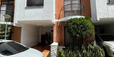 ¡Bienvenido al hogar de tus sueños en un barrio seguro y tranquilo! Esta hermosa casa en conjunto residencial te ofrece la comodidad y el espacio que tu familia merece. Con 4 habitaciones espaciosas y 3 baños , cada miembro de tu familia encontrará su propio espacio. Disfruta de la privacidad de tu propio parqueadero y relájate en el acogedor patio trasero. El amplio espacio de sala y comedor es perfecto para crear momentos inolvidables junto a tus seres queridos. Además, estarás rodeado de un ambiente seguro que te brinda la tranquilidad que buscas. ¡No pierdas la oportunidad de convertir esta casa en tu nuevo hogar.