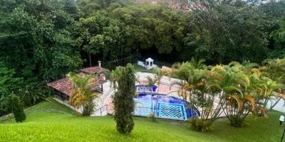 Casa en Venta en Pinares - Pereira. Cuenta con un área de 198m2, 5 habitaciones, 3 baños, 2 parqueaderos cubiertos, Cocina Integral, Sala y Comedor Independientes, Gas Domiciliario, Calentador a Gas, Zona de Ropas, Habitación del Servicio, Terraza, Patio, Cuarto Útil, Estudio, Biblioteca, Conjunto Cerrado, Vigilancia, Salon Social, Parqueadero Visitantes, Piscina, Canchas, Juegos Infantiles, Jardines, Zona Húmeda, Zona BBQ, Shut Basuras, Planta Eléctrica, Antejardín.