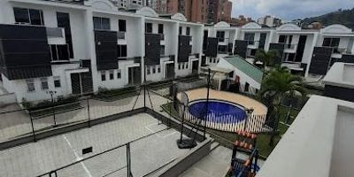 Casa en Venta en Pinares de Pereira. Cuenta con un área de 220m2, 4 habitaciones, 4 baños, parqueaderos cubiertos: 2, Cocina Integral, Sala-Comedor, Gas Domiciliario, Calentador a Gas, Zona de Ropas, Habitación del Servicio, Balcón, Terraza, Patio, Cuarto Útil, Estudio, Conjunto Cerrado, Vigilancia, Salon Social, Parqueadero Visitantes, Piscina, Jardines, Zona Húmeda, Shut Basuras, Planta Eléctrica, Antejardín.