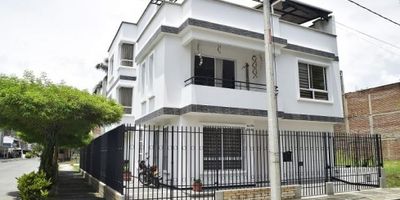 VENDO HERMOSA CASA. BARRIO ALTAMIRA. PALMIRA. VALLE.

La casa de sus sueños donde podra disfrutar en familia. en un barrio muy tranquilo y de mucha valorización. casa esquinera. con amplios espacios y mucha iluminación natural. primer piso: sala comedor, baño social, jardin vertical, hermosa cocina integral, garaje con puerta electrica, patio de ropas. Segundo piso: alcoba principal con vestier y baño. sala de televisión, Balcón, area de juegos, dos alcobas . baño de alcobas. Tercer piso: dos alcobas, baño completo, estudio, area para gimnasio, terraza amplia con muy buena vista,  soporta piscina, Jacccuzi y area de asado. Escalera para cuarto piso donde se encuentran los tanques de agua.
