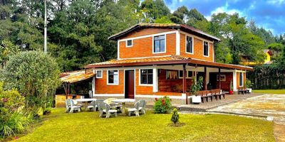 Codigo 21848. Finca en venta ubicada en Guarne sector Piedras BlancasEstá ubicada en la vereda piedras blancas sector alto de Medina ( a 4.5 km de la autopista Medellín Bogotá ) por carretera pavimentada. Luego el acceso es 300 mt de carretera destapada en muy buen estado.Descripción general: 4 habitaciones, 2 closet, 3 baños, Salon - comedor, Cocina cerrada, Biblioteca o estudio, Zona de ropas, Cuarto útil, Servicios públicos, Zona de bbq y Zonas verdes.Cuenta con: Agua del acueducto El Rosario, Tanque de 500 litros para recolección de aguas lluvias y bosque natural nativo con pino.