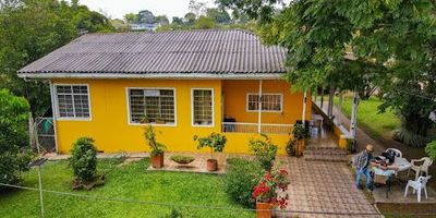 Oportunidad de inversión en pleno corazón del eje cafetero Se vende lote de 10.000 m2 en la vía Pereira - armenia, su ubicación en una de las vías con mayor flujo y conectividad con el centro del país lo convierte en un lote con gran proyección para negocios comerciales de tipo mall, turismo y gastronómico entre otros sectores económicos por el constante tránsito de la zona, además destaca por encontrarse a solo 15 minutos del centro de Pereira.