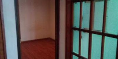 Casa de tres  pisos  iluminada, ubicado en Suba  Bogotá, barrio miramar, cómodas vías de acceso como la calle 132 y carrera   139, cerca al parque  la  toscana, a  colegios  como  Gimnasio Bosques  Del Nogal. Esta distribuida  en  el  primer piso cuenta  con un  garaje  o sala  comedor, un  apartamento  con  entrada  independientes, de  dos  alcobas, baño, cocina tradicional, servicios  públicos  independientes. En  el segundo  piso,  hay sala-comedor, baño social, cocina integral, dos  alcobas, y  un  estudio. En  el  tercer piso hay un apartamento  en la  parte de  atrás, que tiene dos  alcobas, un baño amplio, cocina semi-integral, sala-comedor pequeña,  y  en frente la  terraza cubierta, los  servicios  públicos  de los  pisos   dos  y tres, el agua  es independiente, y  comparten luz  y  gas.