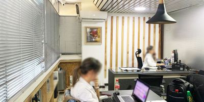 Oficina en arriendo y venta en edificio empresarial ubicado estrategica cerca a avenida principal, cercano a rutas de transporte y multiples servicios complementarios. Cuenta con piso en ceramica, 5 espacios, baño privado, cocineta, cableado de red, techo cielo raso, aire acondicionado central, area de recepcion y parqueadero cubierto. Edificio con vigilancia 24 horas, citofonia, circuito cerrado de tv, baños comunales y parking visitantes sin costo. *Inmuebles sujetos a verificación de disponibilidad.*