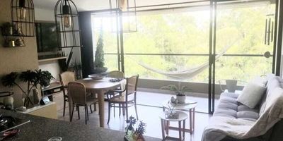 Codigo 21858. Apartaestudio en venta ubicado en Rionegro sector San AntonioApartaestudio con excelente iluminación; en un sector exclusivo, residencial, campestre, tranquilo y con buen acceso a vías y transporte público.Valor administración: $190.000Cerca a: Somer, City Medica, Iglesia de San Antonio, Comfama, Vía hacia La Ceja, El Aeropuerto y El Carmen. Descripción general: 1 habitación con vestier, 2 baños, Salón - comedor, Cocina abierta integral, Zona de ropas, Balcón, Parqueadero sencillo y Red de gas.La unidad cuenta con Portería 24 horas, Salón social, Sauna, Turco y Zonas verdes.