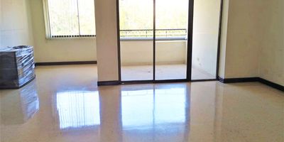 Apartamento en arriendo en unidad cerrada, cercana a a servicios complementarios de centros comerciales, rutas de transporte. Entorno tranquilo. Piso en baldosa, sala y comedor independiente, estudio, 2 alcobas con baño en la principal, cocina integral cerrada tipo americano, alcoba y baño de servicio, balcon y parqueaderos independientes   La unidad cuenta con vigilancia, citofonia, porteria 24 horas y circuito cerrado de tv. No zonas sociales. *Inmuebles sujetos a verificación de disponibilidad.*