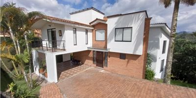 Casa en condominio con vigilancia 24 horas, cuenta con 3 niveles, 3 alcobas, 3 clóset, la alcoba principal cuenta con baño y balcón, hall de alcobas, estudio, sala comedor con balcón, cocina integral con gas natural, suelos en cerámica, zona de ropas, alcoba y baño de servicio, parqueadero cubierto para dos vehículos, depósito, terraza, portería, citófono, ubicada en via principal, zona residencial, zonas verdes. 
