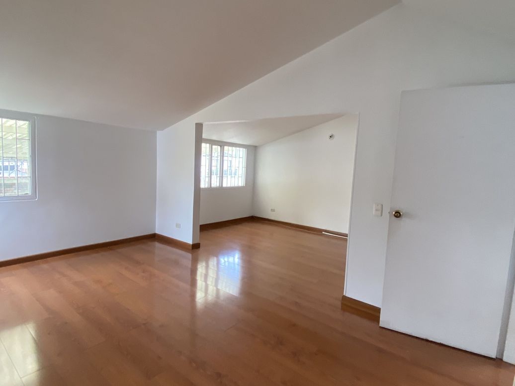 Casa de 3 alcobas en venta en Estoril, Bogotá, 310 m² · foto 2 de 8