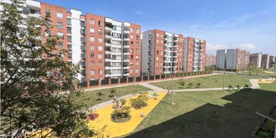 Apartamento en venta de 74m2, ubicado en un 4to piso, acceso por ascensor, parqueadero propio en sotano. Cuenta con 2 habitaciones, 1 sala estudio que se puede convertir en 3 habitación, 2 baños uno en habitación privado con vestier, otro baño social, balcón con vista exterior, salón comedor, cocina integral, zona de ropas. 

Unidad con portería 24 horas, ascensor, parqueadero de visitantes, gimnasio, juego para niños, piscina, cancha multifuncional.
