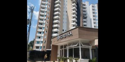 Este espectacular apartamento, ubicado en la hermosa ciudad de Cali, Valle del Cauca, ofrece un estilo de vida moderno y cómodo en uno de los barrios más exclusivos de la ciudad. Con una generosa área construida de 101.96 M2 y un área privada de 89.47 M2, esta propiedad cuenta con amplios espacios y una distribución inteligente que aprovecha al máximo cada metro cuadrado. Al entrar a este apartamento, serás recibido por una amplia sala iluminada y una hermosa cocina integral. Además, cuenta con un baño auxiliar para mayor comodidad de tus visitas. La habitación principal es un verdadero oasis de tranquilidad, con baño privado y clósets integrados para almacenar todas tus pertenencias. Una de las ventajas de este apartamento es que permite la compañía de tus adoradas mascotas, para que puedas disfrutar de su compañía sin restricciones. El edificio cuenta con ascensor para mayor comodidad de los residentes y una planta eléctrica que garantiza el suministro de energía ante cualquier imprevisto. Si te gusta cuidar tu salud y mantenerte en forma, este apartamento es ideal para ti, ya que tiene acceso a un gimnasio y zonas deportivas al aire libre. También podrás disfrutar de un agradable chapuzón en la piscina y relajarte. Además, cuenta con vigilancia y portería las 24 horas, para que tu seguridad y la de tu familia estén garantizadas en todo momento. Y para mayor comodidad, el edificio cuenta con parqueadero privado cubierto doble y de visitantes para que tus invitados puedan estacionar sus vehículos sin problemas. Su ubicación privilegiada te permite tener acceso a los mejores colegios y universidades de la ciudad, así como a parques cercanos y diversos comercios para cubrir todas tus necesidades. No pierdas la oportunidad de adquirir este hermoso apartamento y disfrutar de todo lo que tiene para ofrecer. ¡Contáctanos ahora mismo para más información!
