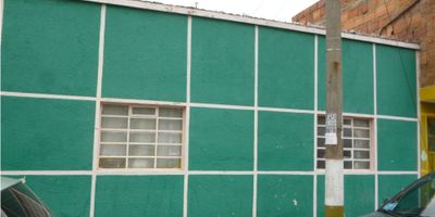 Casa de un nivel con un área construida  de 101 m2 y  área de terreno 160 m2; consta de:  sala-comedor, cocina,  cuatro (4) Alcobas, baño,  deposito y Patio de Ropas.

A una cuadra de la autopista del Sur, cerca a colegios, comercio, a cinco minutos de la Universidad Minuto de Dios y Cundinamarca.
