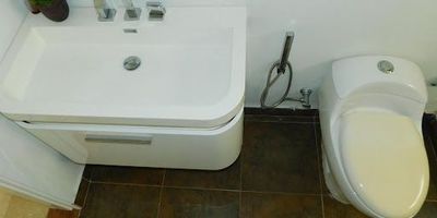 Apartamento amoblado, con vista al mar, aire acondicionado, consta de 3 habitaciones, 2 baños, habitación y baño de servicio, sala, comedor, zona de labores, cocina integral, ascensor, parqueadero, cómodas vías de acceso, transporte publico cercano, a pocos minutos del centro histórico, carca a centros comerciales, almacenes de cadena, colegios, restaurantes y zona comercial.