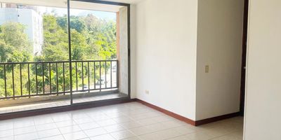 Apartamento en arriendo en unidad cerrada cerca a clinicas, canchas polideportivas, via principal, entorno muy seguro, tranquilo y de poco flujo vehicular. Piso en ceramica, sala comedor, 3 alcobas con baño en la principal, cocina integral cerrada tipo americano, balcon y parqueadero cubierto. Conjunto cerrado con ascensor, piscina, gimnasio, salon social, parques infantiles, placa polideportiva, zonas verdes, vigilancia 24 hrs y circuito cerrado de tv. *Inmuebles sujetos a verificación de disponibilidad.*