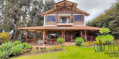 Ubicada en una de las mejores zonas rurales de Tabio, de fácil acceso, tranquila y muy segura. A 5 minutos del pueblo. La casa está compuesta por 3 habitaciones, 3 baños, sala, comedor, cocina, cuarto de estudio, zona de lavandería, balcón y 1 parqueadero cubierto. En su exterior la casa esta rodeada por zonas jardines y su huerta propia. En el primer piso tenemos sala con chimenea, comedor, cocina abierta, cuarto de ropas, parqueadero cubierto, baño completo y cuarto de estudio/habitación. En el segundo piso tenemos balcón, 2 habitaciones, 1 baño, alcoba principal con baño y walking closet, acceso al zarzo/altillo.