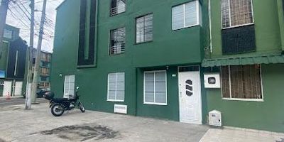 Casa rentable de tres  pisos iluminada, ubicado en el noroccidente de Bogotá, barrio   el mortiño,  a pocos  minutos  del portal  de la  calle  80, cerca  de la segunda parada del  alimentador  de  villas de granada,  cómodas vías de acceso como la calle 80, carrera  110, y calle 72, cerca de centros comerciales como centro comercial portal 80 y diver plaza,  cerca   al parque  principal de villas de  granada, a la  iglesia Parroquia  San Francisco  de Borja.  Cada piso  tiene un apartamento  de  dos  alcobas,  con closet, sala-comedor,  cocina integral, y  baño, el  primer piso tiene  su  zona de ropas aparte, el  segundo y tercer piso, tienen los puntos  para  la  lavadora  en  la  terraza, cada  apartamento tiene calentador  a gas, la casa   cuenta con una  bahía  de parqueo publica.