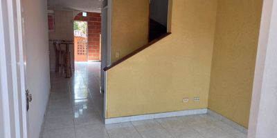 Gran casa de tres niveles en urbanización abierta en Ditaires, Itagüí, piso 1, 2 y 3; casa con muy buena distribución, bonitos acabados, buena ubicación con vías de acceso al transporte público.
Sus comodidades más importantes son: sala, comedor, cocina integral con red de gas, 4 alcobas, 2 closets, 3 baños, garaje doble, balcón, patio con zona de ropas y piso en cerámica. 
Cerca de la urbanización encontramos: cancha, zonas verdes y juegos infantiles.
Ubicación estratégica; sus principales vías de acceso son la Autopista Sur y la Avenida Pilsen. 
Algunos sitios de interés cercanos son: el Estadio Metropolitano de Ditaires, el Acuaparque de Ditaires y el Centro Comercial Arrayanes donde podrás encontrar todo tipo de comercio.
La ventaja de esta gran inversión es que la entrega es inmediata ya que cuenta con los documentos al día; puedes separar el inmueble con un porcentaje del valor y, si estás en proceso de crédito bancario, puedes entregar el restante en los siguientes meses. Si cue