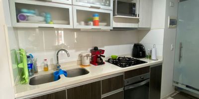 ¡Descubre el lujo de vivir en este hermoso apartamento! Esta propiedad de 91 metros cuadrados ofrece 3 habitaciones y 3 baños, estudio, cocina integral, balcón lo que la hace ideal para familias grandes o para aquellos que buscan un espacio amplio para disfrutar. El apartamento también cuenta con un parqueadero para su comodidad. Esta propiedad es una excelente oportunidad para aquellos que buscan un lugar para llamar hogar. Si estás interesado, no dudes en contactar a Bianca Iris Pineda al número 3154870988 para obtener más información. ¡No pierdas esta oportunidad!