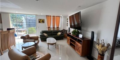 Amplio apartamento en unidad cerrada 

¿Quieres vivir en un lugar tranquilo y con todas las comodidades? 

Ubicado en un unidad cerrada, con dos balcones (uno al interior zona verde el otro al exterior), tiene 3 habitaciones amplias todas con baño y vestier, estudio, Sala comedor y cocina con mucho espacio.

Excelente ventilacion e iluminacion.
 

Todos los baños con gabinetes de Madera
Grifería de lujo
Zona de ropa 
Closet de linos.
2 parqueaderos de 20.98 metros y 14.69
2 cuartos utiles  
Unidad con plazoleta central en zona verde y plazoleta adicional con juegos infantiles. Porteria con vigilancia las 24 hs. Ascensor.
Salon social, Gimnasio, Turco, Sauna, Capilla construida con el proyecto a 20 mt de la porteria.
En el sector hay comercio activo, D1, Spa, charcuteria, Guardería, Colegio, lavanderia.
Excelente servicio de transporte
 
