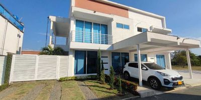 Esta hermosa casa ubicada en Jamundí, Valle del Cauca, es la perfecta para aquellos que buscan un hogar cerca de la naturaleza y en una zona residencial tranquila. El inmueble cuenta con un área de terreno de 225 m², además incluye una construcción de 214 m², con 4 alcobas, 5 baños y 3 garajes.

Esta casa de estilo unifamiliar, además de contar con una reforma interior en la terraza donde tendrás 2 oficinas o áreas para habitaciones adicionales y un estudio adicional en el primer piso, cuenta con todo lo necesario para sentirse a gusto con un área privada de 214 m², incluye equipamientos internos como aire acondicionado, alarma, armarios empotrados, balcón, baño principal, baño auxiliar, barra estilo americano, biblioteca/estudio, calentador, clósets, cocina equipada, cocina integral, comedor auxiliar, depósito, despensa, doble ventana, gas domiciliario, habitación servicio, jacuzzi, vista panorámica, zona de lavandería.

En cuanto a las características externas, el inmueble cuenta con lo último en tecnología de seguridad, con acceso pavimentado, garita de entrada, circuito cerrado de TV, parqueadero de visitantes, planta eléctrica, portería y recepción al entrar al inmueble. Además, es un lugar perfecto para disfrutar de la vida al aire libre con su área social, cercanía de centros comerciales, parques cercanos, piscina, zonas verdes, zona campestre y vista panorámica.

Esta casa es una alianza perfecta entre la tranquilidad de una zona campestre y la comodidad de una ciudad. Aproveche la oportunidad de vivir en un lugar cómodo y seguro, ideal para aquellos que buscan el hogar perfecto. COD.6928527
