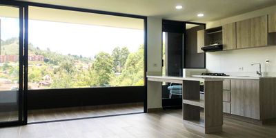 Apartamento en arriendo en unidad cerrada en sector tranquilo, campestre, y poco flujo vehicular. Piso en ceramica, sala comedor, 2 alcobas con baño en cada una, cocina integral abierta tipo americano, balcon y parqueaderos independientes cubiertos. Conjunto cerrado con ascensor, piscina, gimnasio, lago, zona coworking,parque picnic, salon social, parques infantiles, zonas verdes, vigilancia 24 hrs, citofonia, alarma y circuito cerrado de tv. *Inmuebles sujetos a verificación de disponibilidad.*