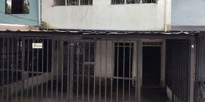 CASA COMERCIAL CRA 4 ESTADIO No. 35-53 IBAGUE - DETRAS DEL CAI DEL ESTADIO Y FRENTE AL HOSPITAL FEDERICO LLERAS ACOSTA. AREA LOTE 100 M2 AREA CONSTRUIDA 160 M2.  Casa de 2 pisos, primer piso reja exterior, garaje cubierto para un vehículo, sala amplia, comedor, cocina, 3 habitaciones, baño, patio de ropas, zona de lavandería, sótano.  Segundo piso independiente consta de garaje para moto, escaleras de acceso, sala-comedor, cocina, hall de habitaciones, 2 habitaciones, baño, zona de lavandería.   Pisos en baldosa y cemento.  Servicios de agua, energía y gas, estrato 3.  TODOS LOS IMPUESTOS Y DOCUMENTOS AL DIA.- Whatsapp 311-2378612