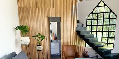 Oficina o local en arriendo en excelente ubicación, cerca a represas, sector tranquilo, y campestre. Piso en madera, 2 espacios, dos niveles, baño privado, cableado de red, techo cielo raso, energia monofasica, red de gas, vitrina y terraza. Cuenta con vigilancia 24 hrs, baños comunales y circuito cerrado de tv. *Inmuebles sujetos a verificación de disponibilidad.*