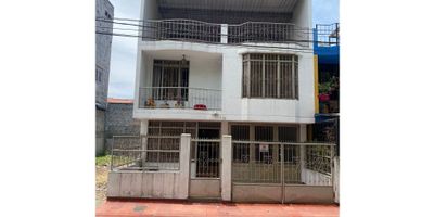 Esta hermosa casa unifamiliar se encuentra ubicada en la ciudad de Ibagué, Tolima y cuenta con un área construida de 280 m2, además de una increíble área privada de 300 m2. Cuenta con 5 alcobas y 4 baños, los cuales ofrecen armarios empotrados, balcón, baño auxiliar y baño en la habitación principal. Sus clósets adicionalmente proporcionan mayor comodidad. La cocina está completamente equipada y cuenta con cocinas integrales y gas domiciliario para una óptima experiencia.

En la faceta externa, la casa cuenta con acceso pavimentado, lo que ofrece una mayor comodidad a la hora de transitar desde el interior hasta el exterior. Por todo esto, esta hermosa propiedad es una excelente oportunidad de adquisición para cualquier comprador inmobiliario.
