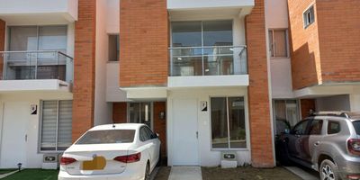 Te presentamos esta confortable casa ubicada en el sector de Galicia, , Cerca de la avenida 30 de Agosto, universidad Uniminuto, . Cerca de Reservas del Campo encontramos el Parque Consotá, Ukumarí, centros comerciales como Galicia Plaza, Portal de Cerritos y Unicentro Pereira, Mall de comidas como Castilla, Garden y Cerritos del Mar, nuevos centros médicos, bancos y supermercados.
Esta propiedad se encuentra ubicada en un entorno campestre rodeada de hermosos paisajes compuestos por guaduales, bosques y montañas.