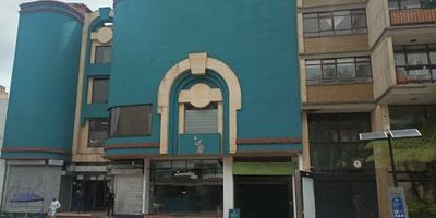 Hermosísima oficina en venta ubicada en un quinto piso exterior con magnífica vista y muy iluminada, a dos cuadras de Transmilenio estación cl 63 y dentro de muy poco cerca al metro. Magnífico sector con excelentes vías de acceso, entre la cl 63 y 63 y cr 7 y 13, en el corazón de Chapinero, alta valorización y rentabilidad. Totalmente remodelado, con muy buena distribución, El edificio cuenta con vigilancia 24 horas, CCTV, parqueadero para visitantes, shut de basuras en cada piso, salón social y ascensor remodelado. Inmueble de uso mixto remodelado, cuenta con 2 espacios amplios, 1 baño, cocina integral abierta, 1 parqueadero propio cubierto. Aprovecha esta Gran oportunidad de inversión.