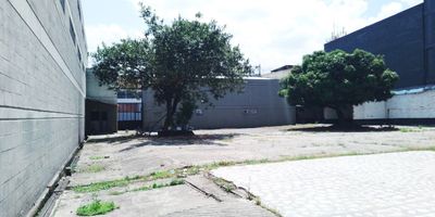 Lote en arriendo cerca a parque, via principal, cerca a ruta de transporte y servicios complementarios. Lote ideal para parqueadero, cuenta con un area de 1200M2, en via alterna, cuenta con 100 M2 de oficina, agua y energia, para uso comercial o industrial. *Inmuebles sujetos a verificación de disponibilidad.*