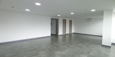 Oficina en arriendo en Envigado, sector Bosques de Zúñiga, Antioquia. Este espacio comercial ofrece 174 m² construidos, ideales para su negocio. Cuenta con 3 baños y 4 parqueaderos, brindando comodidad y funcionalidad. Ubicada en un edificio de 8 pisos con fácil acceso y zona muy comercial, esta oficina en CR 48 CL 19 Sur 100 es una opción destacada. Disfrute de amplios espacios en Estrato 6, estratégicamente situada para su operación en Envigado. Canon de arriendo: $14.290.140. Contáctenos para más información vía WhatsApp, ver teléfonos o solicitar que lo contacten.