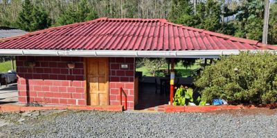 Espectacular finca hotel vía armenia, con un área de 34.339 metros, llenos de naturaleza, a bordo de vía principal, con un extraordinario potencial turístico, para glamping u otro proyecto, cerca de Salento y parques de diversiones del Quindío, alto flujo de turistas, acceso sobre doble calzada en la vía principal, bosques nativos con nacimiento de agua. Actualmente funciona como finca hotel, cuenta además con caballerizas, terreno semiplano, sendero ecológico, es un sitio de descanso y tranquilidad. A solo 20 minutos de Pereira, en zona de alta valorización, listo para entrega.
