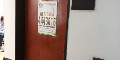 Consultorio en Villa Paula, Itagüí, Centro de Especialistas, 2do piso.
Comodidades: Cocineta, aire acondicionado, puerta vidriera y madera, piso laminado.
Observaciones: Ideal para Consultorio Medico, Odontológico o Estético.