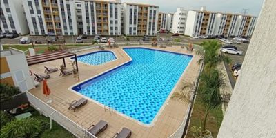 SE ARRIENDA apartamento en Jamundi Av Sachamate, 3er piso con ascensor, parqueadero propio, balcón con bella vista, fresco, iluminado, esquinero, privado, cocina semi integral, zona de oficios, amplia sala comedor, 2 habitaciones con closet, baño auxiliar completo, habitación principal con baño y vestier, pisos en cerámica. La zona social cuenta con piscina niños y adultos, zona infantil, cancha múltiple, amplio salón social, portería con lobby 24/7. Valor incluye administracion.
