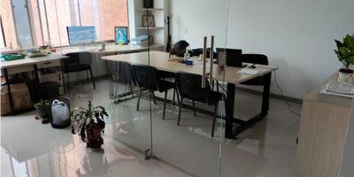 En el sector del centro te Ofrecemos para la venta  oficina amplia y con muy buena iluminación natural distribuida en 27m2, baño privado, pisos en cerámica, parqueadero cubierto privado, goza de una gran ubicación al estar en el sector del Centro de Manizales, cerca a bancos, centros comerciales, notarias, restaurantes y cerca a avenidas principales por lo cual hay alto flujo peatonal y vehicular.

Se vende amoblada por 170.000.000 Millones

El edificio tiene ascensor y vigilancia 24 horas. 

El espacio indicado para que instales tu oficina, ¡llámanos para mayor información! 
