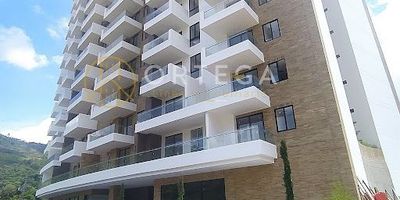 Se arrienda hermoso aparta estudio, área 57 m2, cuenta con 1 habitación con closet, 1 baño, sala comedor, cocina integral, zona de ropas, balcón con vista panorámica, piso en madera, salón social, gimnasio, piscina climatizada, spa, auditorio, biblioteca, restaurante-bar, enfermería, oratorio, solárium, sala de cine, juegos, parqueadero, deposito, vigilancia las 24 horas del día.