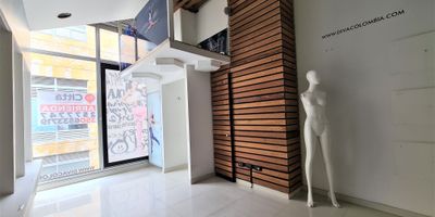 Magnífico local comercial de 48m² ubicado en el exclusivo sector del Retiro, sector de alto comercio y desarrollo. Cuenta con 1 baño, pisos en cemento y mezzanine. Rodeado de exclusivas tiendas como Carolina Herrera, Pronovias, Ricardo Pava, entre muchas otras. El lugar ideal para su marca.