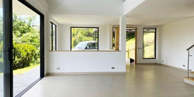 Casa en venta en unidad cerrada cerca a cento de salud, supemercados, restaurantes, iglesia, Ambiente totalmente campestre y tranquilo. Piso en ceramica, sala comedor independinete, 2 niveles, estudio, biblioteca, estar de tv, 4 alcobas con baño en cada una, baño social, cocina integral abierta, zonas de ropas, balcon, terraza, jardin y parqueaderos independiente cubiertos. Conjunto cerrado, vigilancia, porteria 24 horas, citofonia y circuito cerrado de tv. *Inmuebles sujetos a verificación de disponibilidad.*