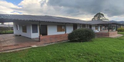 Codigo 22014. Casa comercial en arriendo ubicada en La Ceja sector Vereda Las LomitasCerca a: Zona comercial de La Ceja, Terminal de transporte, Parque principal, Centro comercial Viva, La Union y Rionegro.Casa comercial con una altura de 5 metros.Cuenta con: Cocina, Tipo de energía: Monofasica, 12 habitaciones, 9 baños, 3 salones, Corredores, Zonas verdes, Pileta, Zona de parqueo y con pisos de Cerámica.