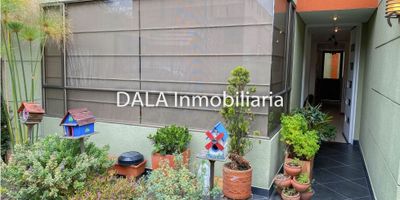 DALA Inmobiliaria vende casa independiente en Chía - Cundinamarca, consta de: sala con chimenea, comedor independiente, cocina integral tipo americano, patio con zona de lavanderia y deposito, estudio o alcoba auxiliar, baño auxiliar, segundo nivel: alcoba principal con terraza, espacioso walking closet y baño privado con tina, alcoba auxiliar con balcon y baño privado, tercer nivel: alcoba auxiliar con closet, terraza, un parqueadero cubierto y otro descubierto, lindos jardines, cerca a vias principales y transporte publico.

No dejes pasar esta increíble oportunidad! DALA Inmobiliaria está aquí para hacer tus sueños realidad, Si estás buscando inmobiliarias en Chía, somos tu mejor opción. También manejamos Bienes Inmuebles en Cajicá y Cota. Cod 1530 L
