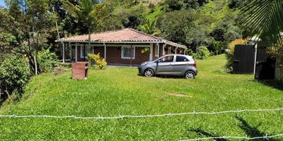 HERENCIA INMOBILIARIA ofrece finca de 3000 metros cuadrados, con 120 metros construidos, 3 habitaciones, 1 baño, sala comedor, cocina y chimenea.