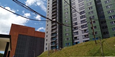 Apartamento en venta en caldas, sector primavera con 2 habitaciones, 2 baños, sala comedor, cocina integral, estudio, zona de ropas, red de gas, pisos en cerámica, área de 50 m². Parqueadero cubierto.
Unidad residencial cuenta con ascensor, salón social, parqueadero para visitantes, zonas verdes, vigilancia 24 horas.