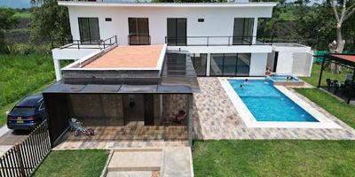 La casa San Felipe está diseñada con las características de una casa campestre, sin perder la esencia de la modernidad con espacios generosos y abiertos. El lote tiene un área de 1007 M2 con licencia de construcción al día ya que está en proceso de construcción. La casa consta de : Cocina tipo americano, comedor, zona social, habitación principal con baño, vestier y balcón, tres habitaciones más con closet y baños. Sala de tv, zona de oficios habitación de servicios con baño. Parqueadero cubierto, piscina, jacuzzi, pérgola en estructura y madera, summer kitchen, zona de ducha, cuarto de maquinas, tanque de almacenamiento de agua y pozo séptico.
Informes Sofia Catalina Chávez 3155609093 Fernando Ángel 3137040493
