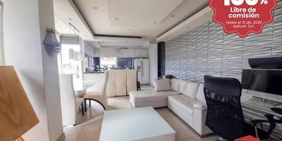 Casa en segundo piso, ubicada en el barrio La Paz de Envigado. Destaca por sus buenos acabados y espacios amplios, cuenta con blackout que pueden retirarse para un ambiente más espacioso. Dispone de cocina, área de sala-comedor, y balcón. Ideal para oficinas, se encuentra en una zona residencial tranquila, cercana a colegios, supermercados y tiendas. Su ubicación sobre la vía principal, la Avenida Poblado, asegura un acceso conveniente a rutas de transporte público.