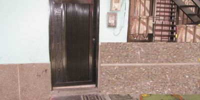 Se vende casa, cerca a La Colinita, barrio Betania, detrás del club el rodeo, Es una casa dividida en dos apartamentos y terraza, actualmente están rentadas las dos en un millón de pesos, para inversionista una buena opción. Primer piso: Sala, comedor, cocina zona de ropas,2 alcobas, 1 baño, piso cerámica. Segundo piso: Sala-cocina,2 alcobas, 1 baño con cabina, 1 balcón, terraza con lavadero.