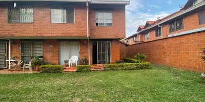 Se vende amplia casa esquinera en conjunto residencial, paseo de las casas, ubicado en el barrio Prados del Limonar en el sur de Cali. Cuenta con tres pisos, cuatro habitaciones, principal con baño, baño de habitaciones y baño social, un estudio, sala comedor, cocina, patio de ropas con depósito, cuarto de servicio con baño, dos aires acondicionados y un parqueadero descubierto. El conjunto tiene piscina para adultos y niños, cancha múltiple, salón social, zonas verdes. Administración 496 mil. Que esperas para ver esta gran oportunidad. 