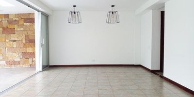 Casa en arriendo y venta en unidad cerrada cerca a hospital, restaurantes, supermercado y servicios complementarios. Piso en ceramica, sala comedor, estar de tv, 2 niveles, 3 alcobas con baño en la alcoba principal, cocina integral abierta, tina, alcoba y baño de servicio, zonas de ropas, terraza, jardin y parqueaderos paralelos cubiertos. Conjunto cerrado, salon social, parque infantil, zonas verdes, vigilancia, porteria 24 hrs, citofonia, y circuito cerrado de tv.*Inmuebles sujetos a verificación de disponibilidad.*